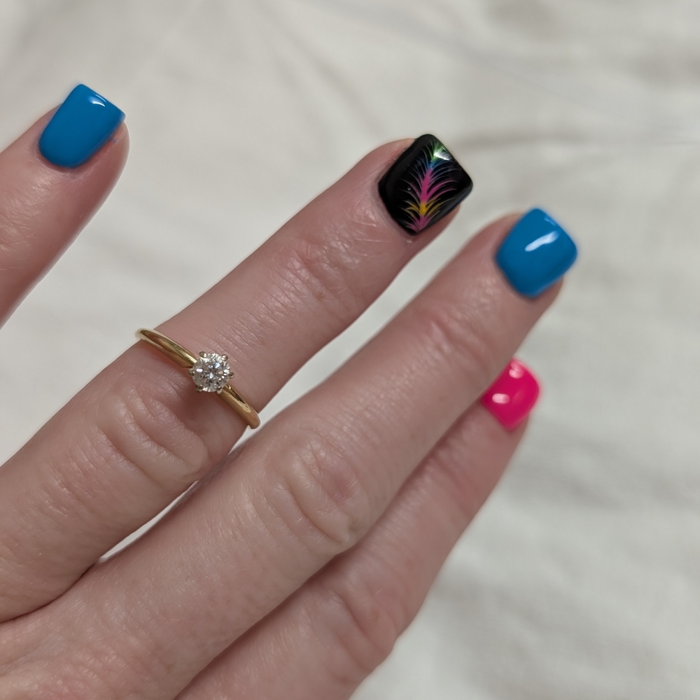 Source Unknown Gold Ring With Sparkling Gem - image 2